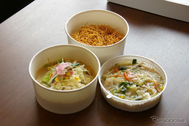 長崎ちゃんぽんと長崎皿うどん。皿うどんは“あん”と麺が別になっている