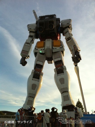 東静岡の実物大ガンダムに赤いシャア専用ザクがARで登場