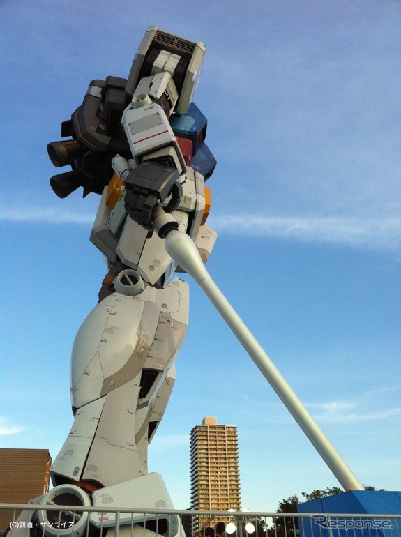 東静岡の実物大ガンダムに赤いシャア専用ザクがARで登場