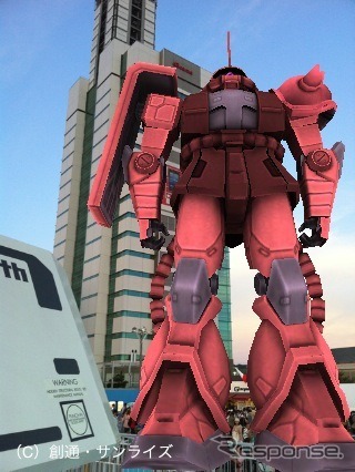 東静岡の実物大ガンダムに赤いシャア専用ザクがARで登場