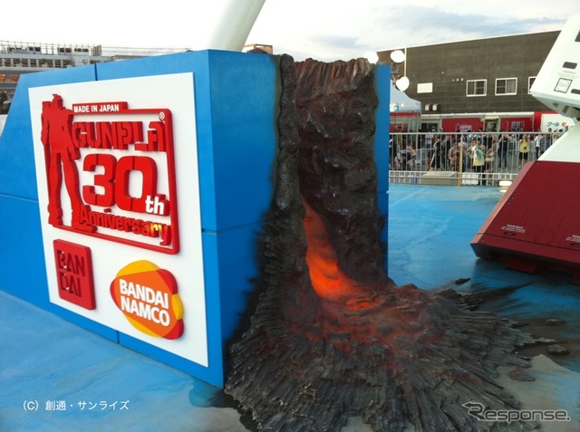 東静岡の実物大ガンダムに赤いシャア専用ザクがARで登場