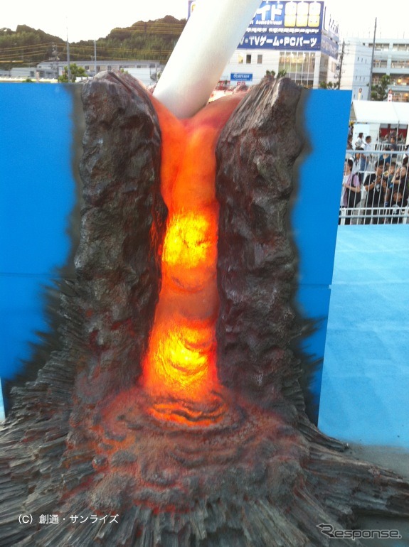 東静岡の実物大ガンダムに赤いシャア専用ザクがARで登場