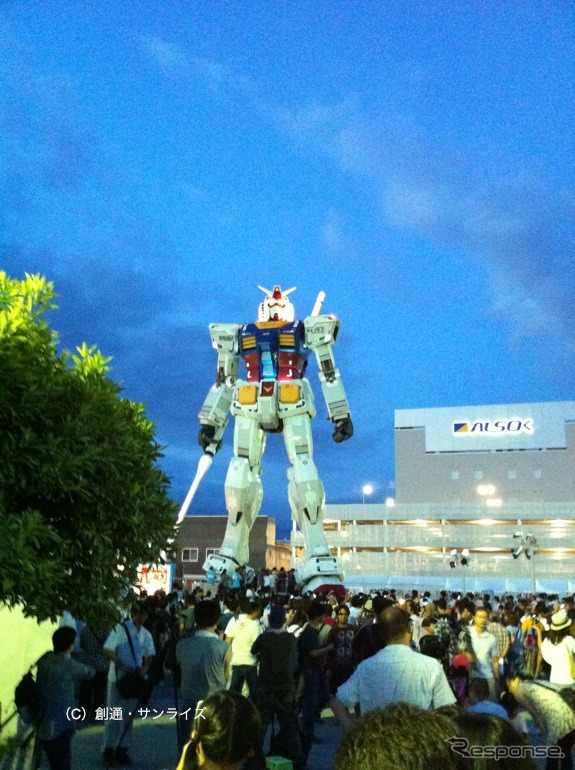 東静岡の実物大ガンダムに赤いシャア専用ザクがARで登場