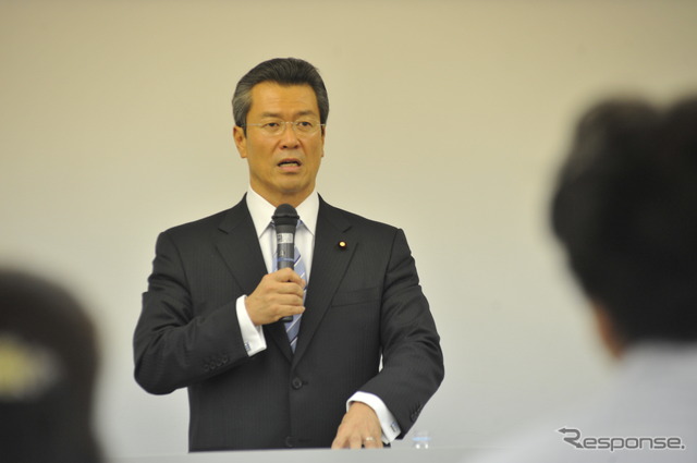 タウンミーティングで有権者を前に語る馬淵国交副大臣(29日・東京都品川区) 撮影=中島みなみ