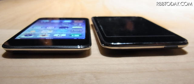 1世代前のiPod touch(右)との薄さ比較 1世代前のiPod touch(右)との薄さ比較