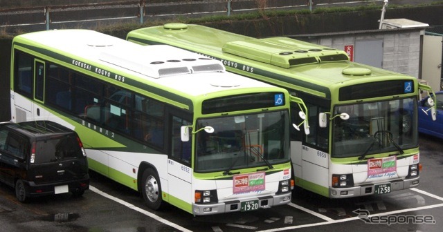 屋根を白色化した新デザイン車両(向かって左)と従来デザイン車両