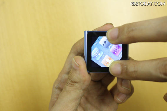 iPod nanoを2本指で回転させているところ iPod nanoを2本指で回転させているところ