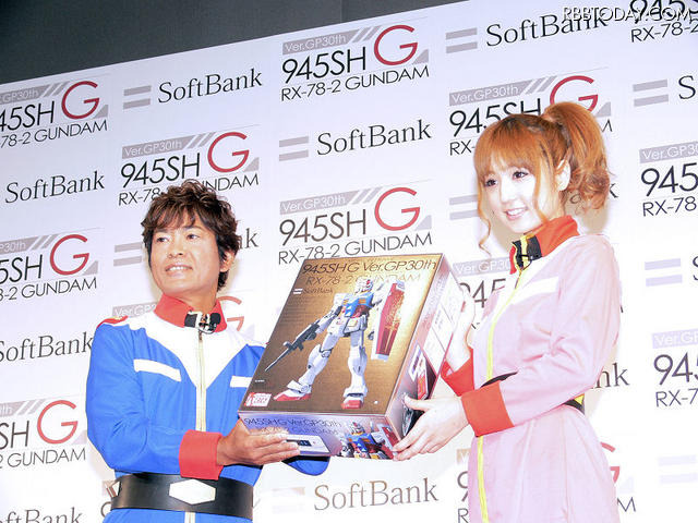 ゆうこりんから古谷さんにガンプラ携帯が手渡された ゆうこりんから古谷さんにガンプラ携帯が手渡された