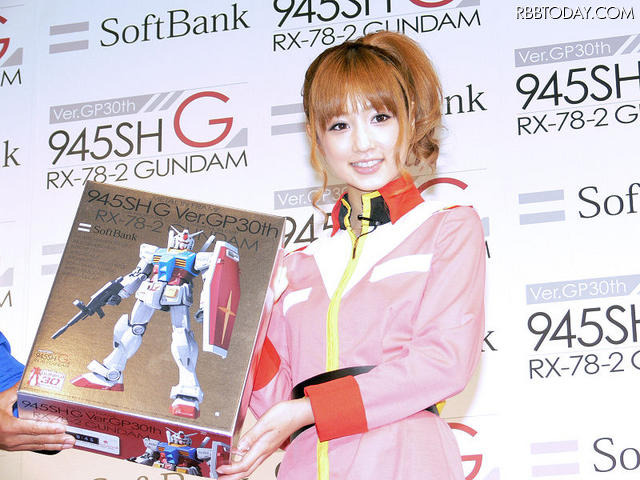 携帯電話の箱としては破格に大きく、さながらガンプラの箱のようだ 携帯電話の箱としては破格に大きく、さながらガンプラの箱のようだ