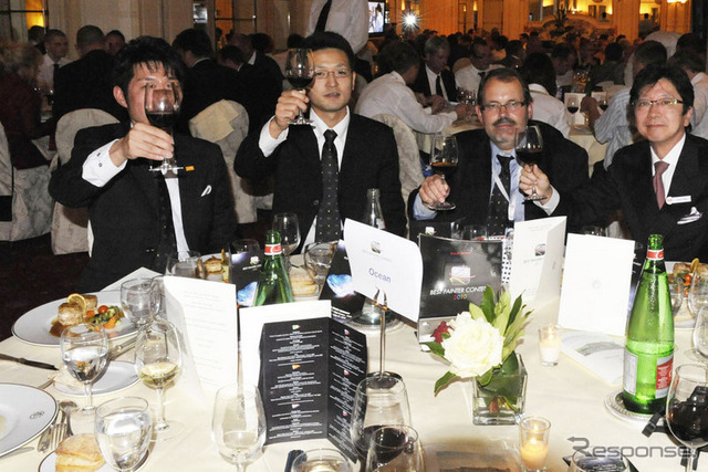 勝利の乾杯をする日本代表の永塚伸洋さん（左から2番目）