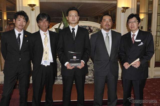 (最前列左から)BASFコーティングスジャパンの坂本憲さん、優勝したホンダボディサービス栃木の永塚伸洋さん、BASFコーティングスジャパンの上久保和広さん、同社執行役員自動車補修・車輌塗料本部長の久保田克彦さん、後列はコンテストの審査員たち。