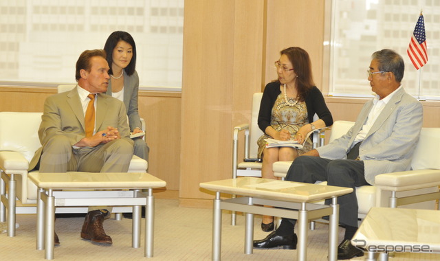 石原東京都知事を表敬訪問したシュワルツネッガー米加州知事(14日・東京都庁)。撮影=石田信一郎