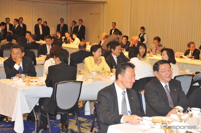 カツカレーで気勢を上げる「菅直人候補応援集会」（14日・正午）　撮影＝石田信一郎