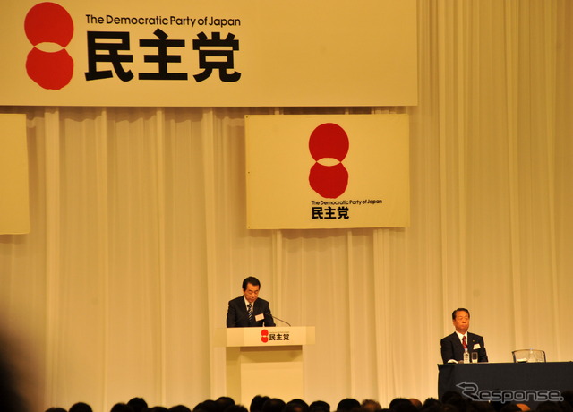 決意表明に臨む小沢、菅両候補(14日午後 港区) 撮影=石田信一郎