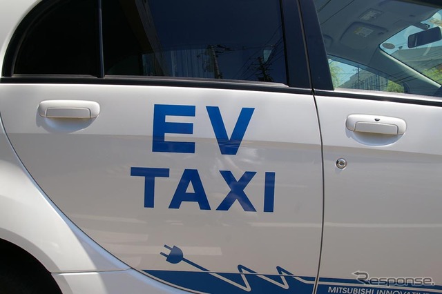 ドアパネルのほか、ボンネット、リアゲートに「EV TAXI」のステッカーが