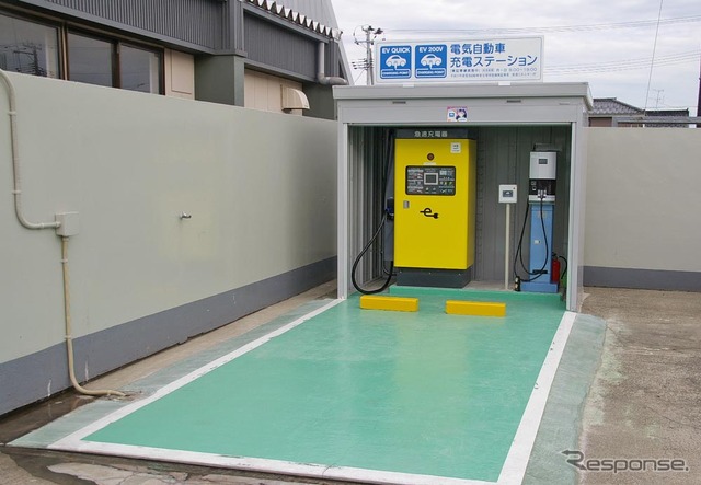 急速充電器と200V充電器が設置されていた
