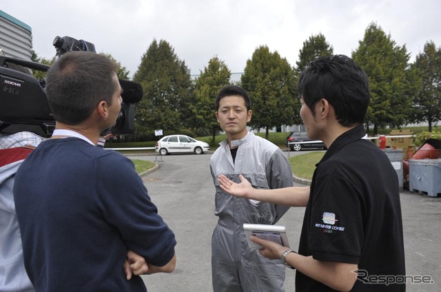 現地メディアの取材を受ける永塚さん