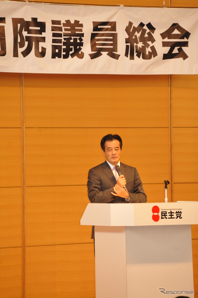 両院議員総会で壇上に立つ岡田克也新幹事長(17日・憲政記念館) 撮影=石田信一郎