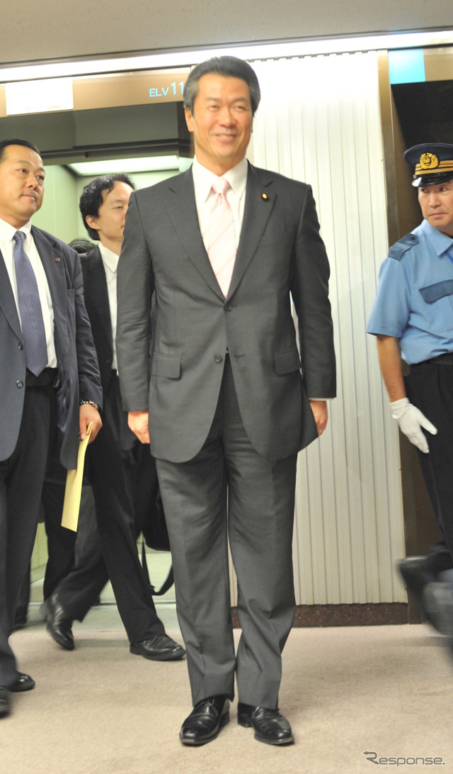 初登庁した馬淵国交大臣(17日20時・国交省) 撮影=中島みなみ