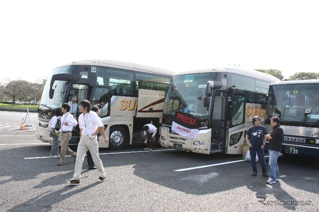 ホンダ主催プレス観戦ツアーのチャーターバス