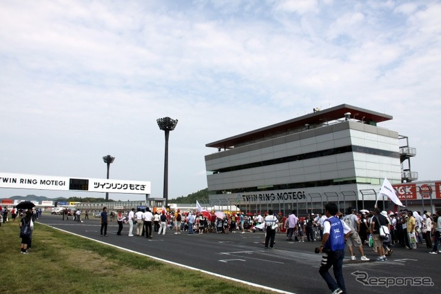 メインゲートとコントロールタワー。レースはオーバル外周を使うため、レース開始前は、内周コースに招待客などクレデンシャルによって入ることができる