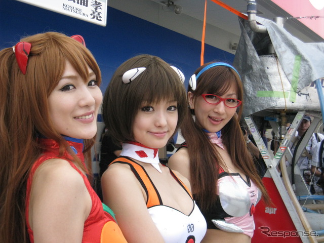 SUPER GT 最終戦、エヴァンゲリオンレーシング専用席で応援（C）Khara