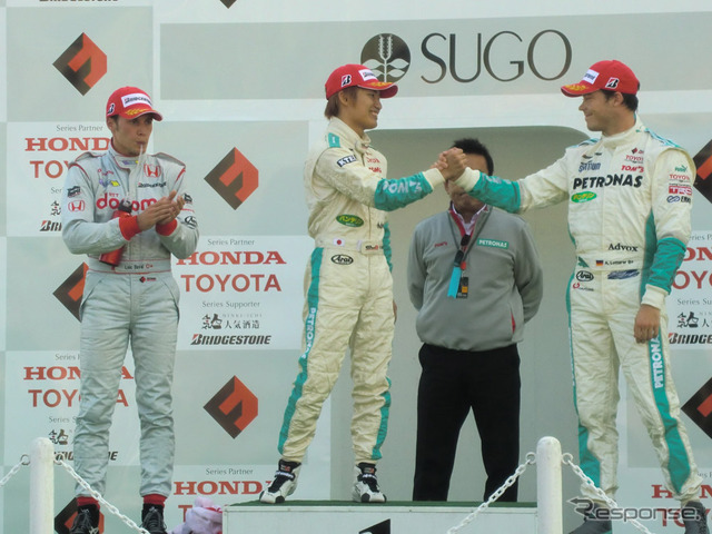 表彰台で握手する優勝・大嶋と3位ロッテラーのトムス勢。左は2位のデュバル