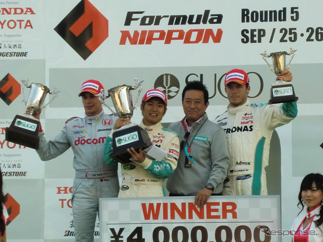 左から2位デュバル、優勝の大嶋、舘信秀トムス監督、3位ロッテラー