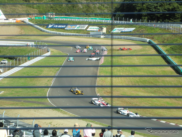 1周目、2〜3コーナー間のアクシデント。平中克幸、山本尚貴が戦列を去ることに