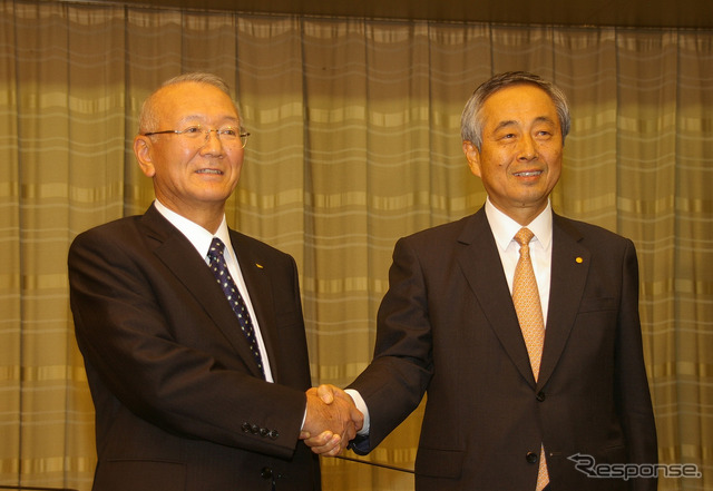 伊奈功一ダイハツ社長（左）と一丸陽一郎トヨタ副社長（右）