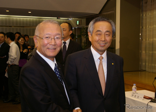 伊奈功一ダイハツ社長（左）と一丸陽一郎トヨタ副社長（右）