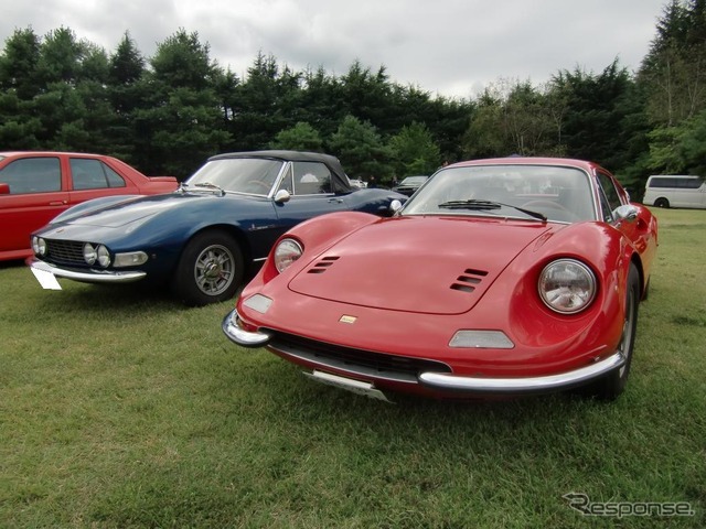 ディーノ246GT(右)とフィアットディーノ2000(左)。エンツォ・フェラーリの息子であるアルフレード・フェラーリがアイディアを出したエンジンを搭載