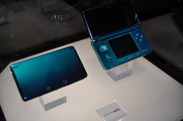 【E3 2010】ニンテンドー3DSは4カラーが展示 【E3 2010】ニンテンドー3DSは4カラーが展示