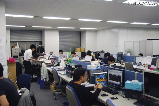 携帯電話のアラーム音がいっせいに鳴り響いた 携帯電話のアラーム音がいっせいに鳴り響いた