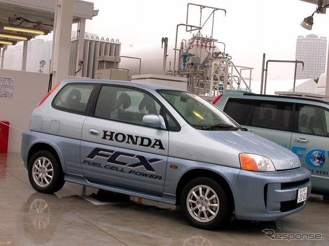 ホンダが民間企業に燃料電池自動車『FCX』を販売