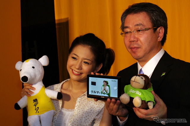 タレントの関根麻里さん(左)と三洋電機コンシューマエレクトロニクス 代表取締役社長の大庭功氏