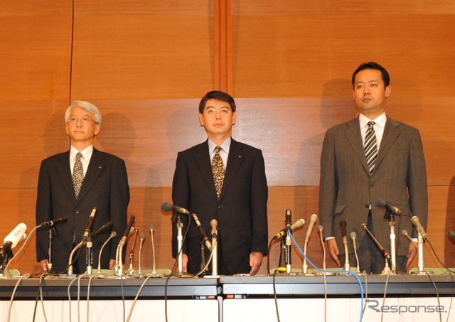 帰国報告会見に望んだフジタ社員。左から井口さん、佐々木さん、橋本さん（1日・同本社）　撮影＝石田信一郎
