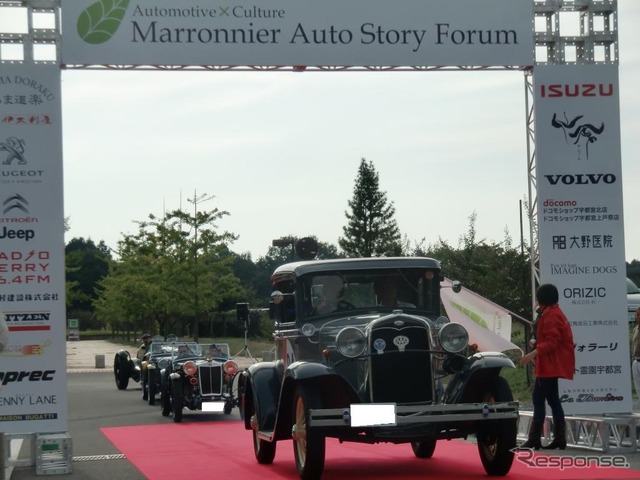 フォード・A型クーペがスタート。このような大人しいモデルが出場しているのもこのイベントの特徴のひとつ