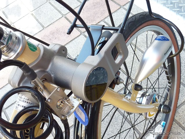 自転車はパナソニック製。キーシリンダーは後輪手前に設置される