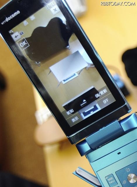 携帯画面上に表示されたテーブル(画面中央)とテレビ(画面下)のAR 携帯画面上に表示されたテーブル(画面中央)とテレビ(画面下)のAR