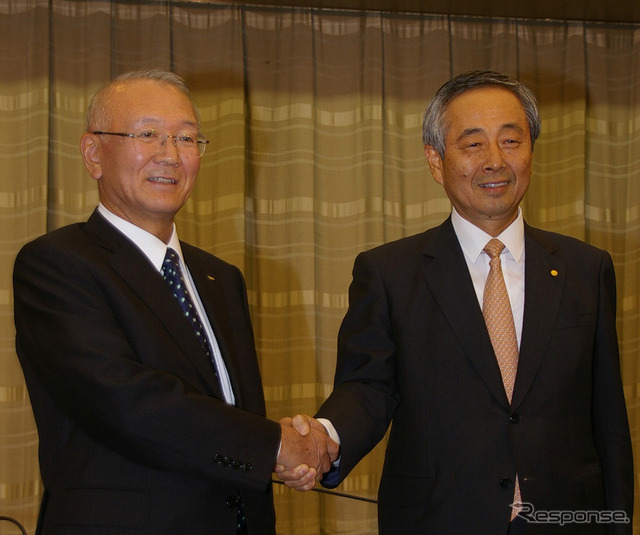 伊奈功一ダイハツ社長（左）と一丸陽一郎トヨタ副社長（右）