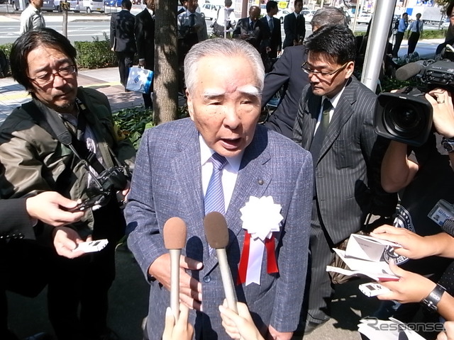 質問に答えるスズキの鈴木修会長兼社長