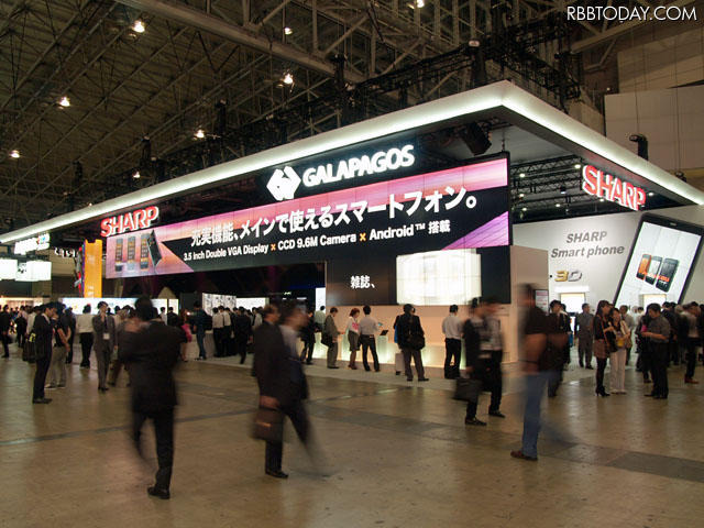 今年は液晶テレビよりも「GALAPAGOS」やスマートフォンが大きくアピールされているシャープブース 今年は液晶テレビよりも「GALAPAGOS」やスマートフォンが大きくアピールされているシャープブース