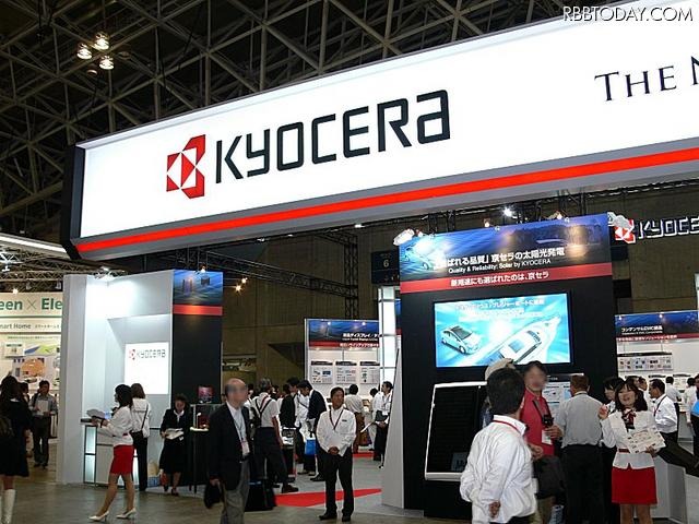 携帯電話端末から惑星探査機のエンジン部品まで、幅広い展示を行う京セラブース 携帯電話端末から惑星探査機のエンジン部品まで、幅広い展示を行う京セラブース