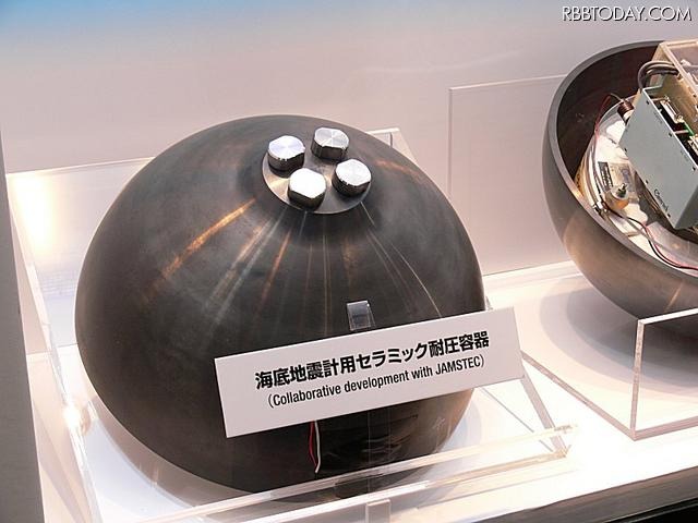 こちらは海底地震計用の耐圧容器。水中コネクタ接続のため貫通孔が空いているが、応力分散のため周辺を肉厚にするなど工夫が凝らされている こちらは海底地震計用の耐圧容器。水中コネクタ接続のため貫通孔が空いているが、応力分散のため周辺を肉厚にするなど工夫が凝らされている