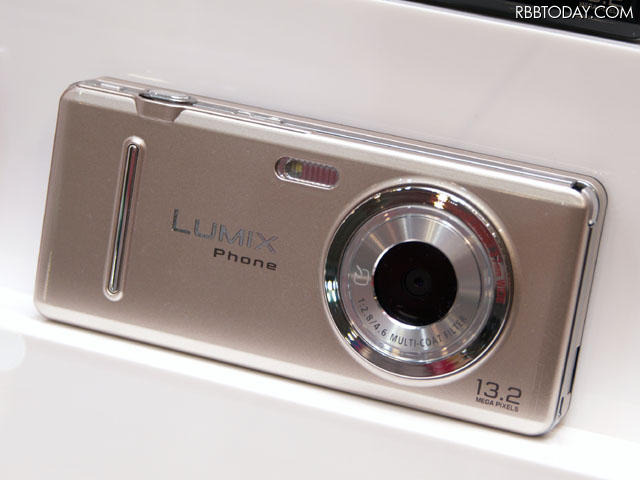 今回の展示は「LUMIX Phone」はケース内で、端末に手を触れることはできない。指のかかりにくいレンズ位置など、本体のデザインにもLUMIXのノウハウを生かしたという 今回の展示は「LUMIX Phone」はケース内で、端末に手を触れることはできない。指のかかりにくいレンズ位置など、本体のデザインにもLUMIXのノウハウを生かしたという