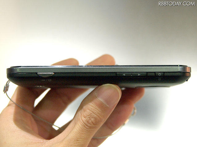 スマートフォンではタッチパネルで撮影操作を行う機種も多いが、カメラとしての使いやすさを追求するためシャッターボタンを用意 スマートフォンではタッチパネルで撮影操作を行う機種も多いが、カメラとしての使いやすさを追求するためシャッターボタンを用意