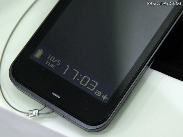 メインディスプレイがオフのときもメモリ液晶部には時計や電池残容量などが表示される メインディスプレイがオフのときもメモリ液晶部には時計や電池残容量などが表示される