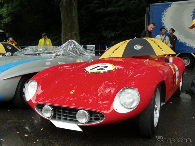 雨の中、スタートを待つフェラーリ750モンツァ