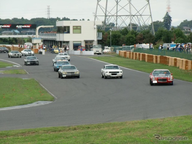 ヒストリックA‐car(1979年型以前のアメリカ車及び同型車)クラスのスタート